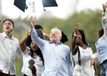 Lula participa de evento em São Paulo que celebra políticas de acesso à educação superior e anuncia novas ações como expansão de cursinhos populares e programa de hip-hop.