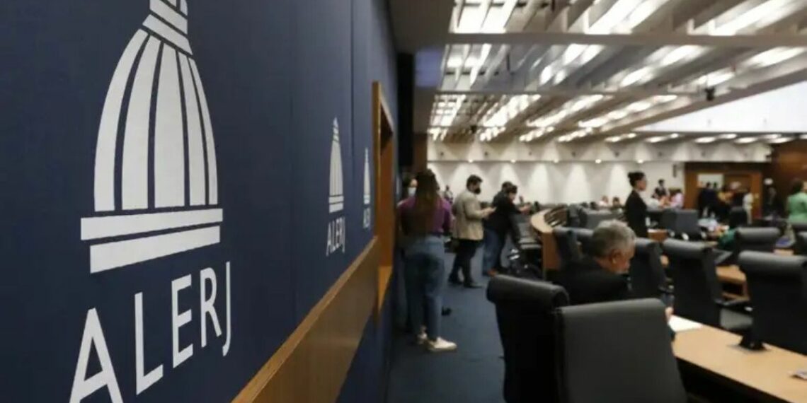 PL pede ao STF que comando interino do governo do Rio passe ao futuro presidente da Alerj. Corte decidirá modelo de eleição para mandato-tampão em abril.