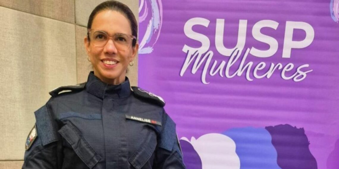Comandante Dayse Barbosa é homenageada em evento nacional em Brasília. Encontro debate políticas públicas e combate à violência contra a mulher.