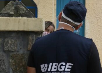 IBGE atualiza limites de 784 municípios e revisa área territorial do Brasil, que sofre leve redução. Paraná e São Paulo concentram maior número de alterações.