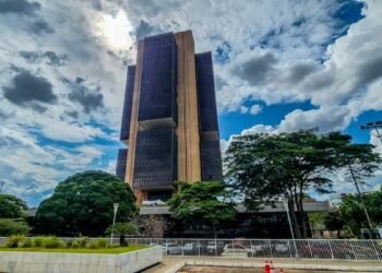 Banco Central reduz a Selic para 14,75% após quase dois anos, mesmo com incertezas no cenário internacional e pressão inflacionária.