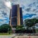 Banco Central reduz a Selic para 14,75% após quase dois anos, mesmo com incertezas no cenário internacional e pressão inflacionária.