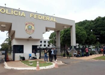 Daniel Vorcaro, dono do Banco Master, é transferido para a Polícia Federal em Brasília. Decisão do STF pode acelerar acordo de delação premiada.