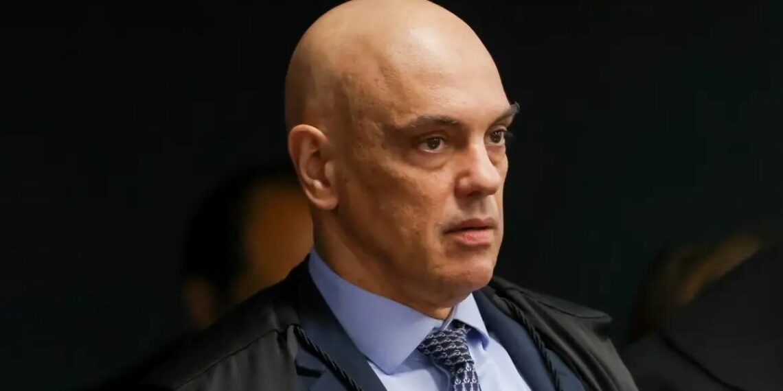 Alexandre de Moraes limita uso de dados do Coaf a investigações formais. Decisão pode anular provas obtidas sem seguir novas regras.