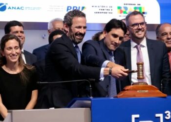 Aeroporto do Galeão, no Rio, é arrematado por R$ 2,9 bilhões pela Aena, com ágio de mais de 210%. Empresa já opera outros aeroportos no Brasil.