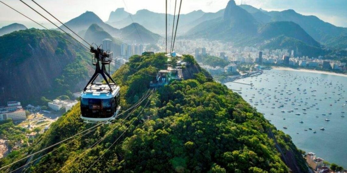 Justiça do Rio anula instalação de tirolesa no Pão de Açúcar por falhas no licenciamento e determina indenização de R$ 30 milhões.