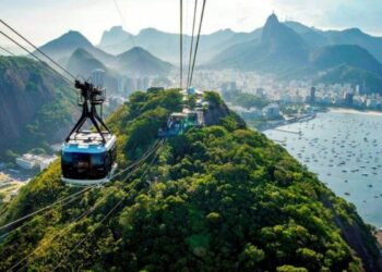 Justiça do Rio anula instalação de tirolesa no Pão de Açúcar por falhas no licenciamento e determina indenização de R$ 30 milhões.