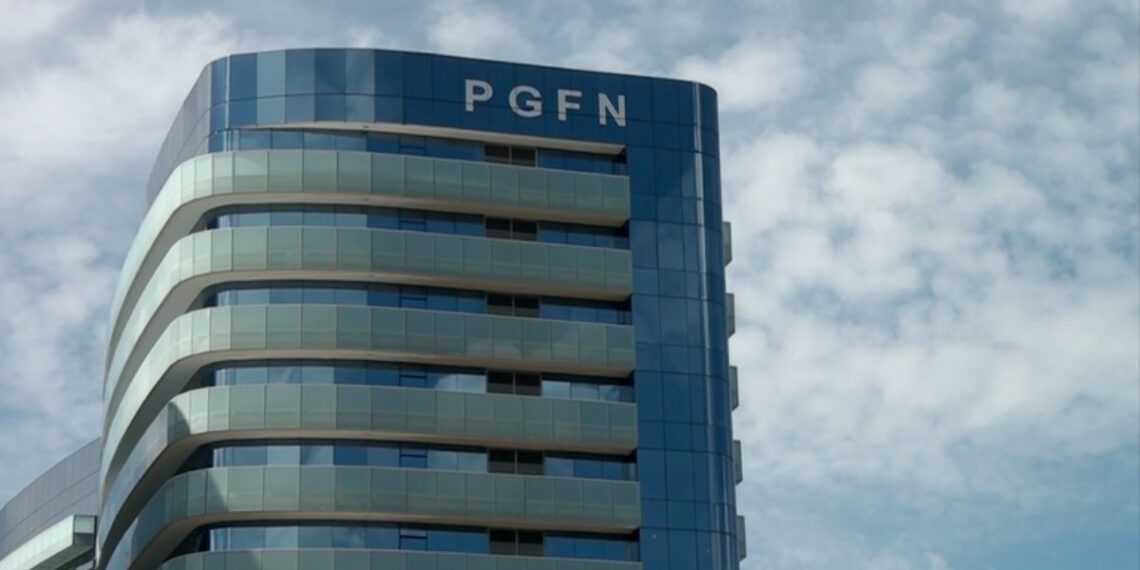 Edital da PGFN regulariza mais de R$ 51 bilhões em dívidas com descontos. Prazo é prorrogado até 29 de maio para novos contribuintes aderirem.