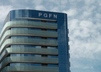 Edital da PGFN regulariza mais de R$ 51 bilhões em dívidas com descontos. Prazo é prorrogado até 29 de maio para novos contribuintes aderirem.
