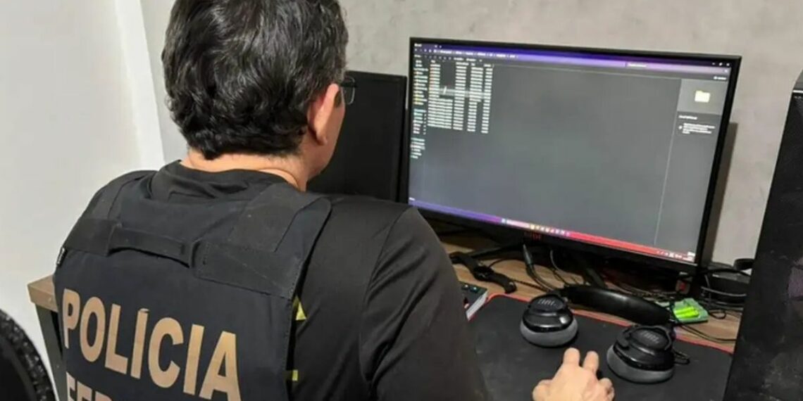 Delegado José Darcy Arruda é alvo de denúncia na Polícia Federal por suspeita de coação à testemunha e outros crimes. Caso envolve disputa interna e levanta questionamentos na segurança pública do Espírito Santo.