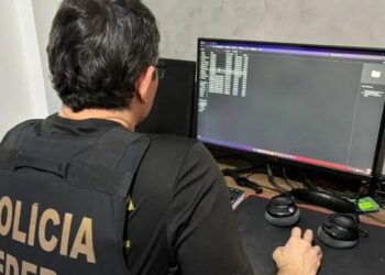 Delegado José Darcy Arruda é alvo de denúncia na Polícia Federal por suspeita de coação à testemunha e outros crimes. Caso envolve disputa interna e levanta questionamentos na segurança pública do Espírito Santo.