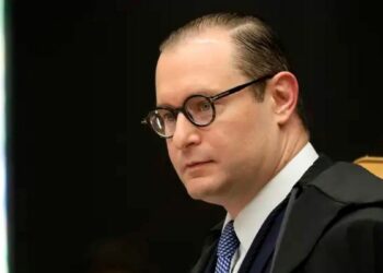 STF condena médico por trote misógino em universidade de Franca. Decisão fixa indenização de R$ 64,8 mil por danos morais coletivos.