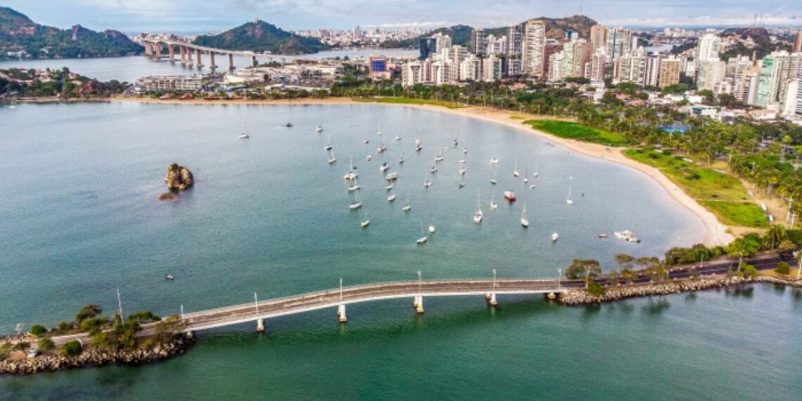 Análise do Ministério Público e órgãos ambientais confirma que praias de Vitória estão próprias para banho. Coleta incluiu novos critérios e maior rigor técnico.
