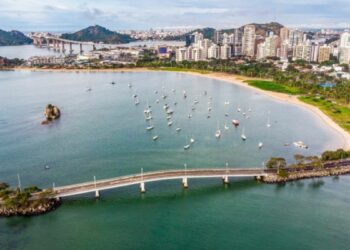 Análise do Ministério Público e órgãos ambientais confirma que praias de Vitória estão próprias para banho. Coleta incluiu novos critérios e maior rigor técnico.