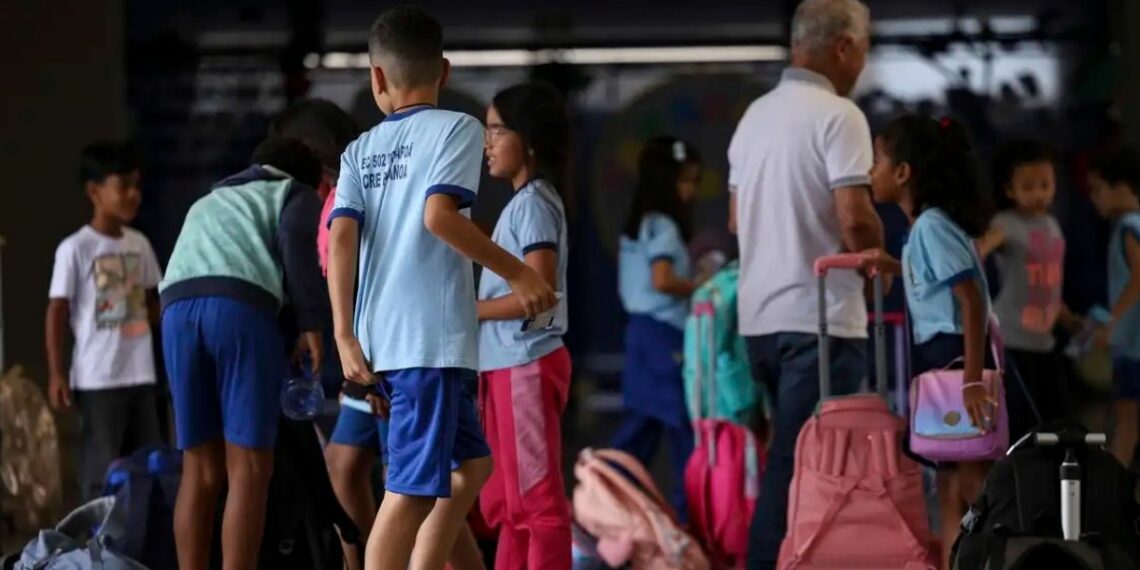 Relatório da Unesco aponta que 273 milhões estão fora da escola no mundo e alerta para risco de não cumprimento da meta educacional até 2030.