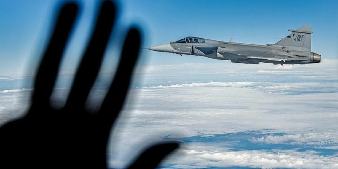Brasil apresenta primeiro caça supersônico produzido no país, o F-39E Gripen, marcando avanço tecnológico, geração de empregos e fortalecimento da indústria de defesa.