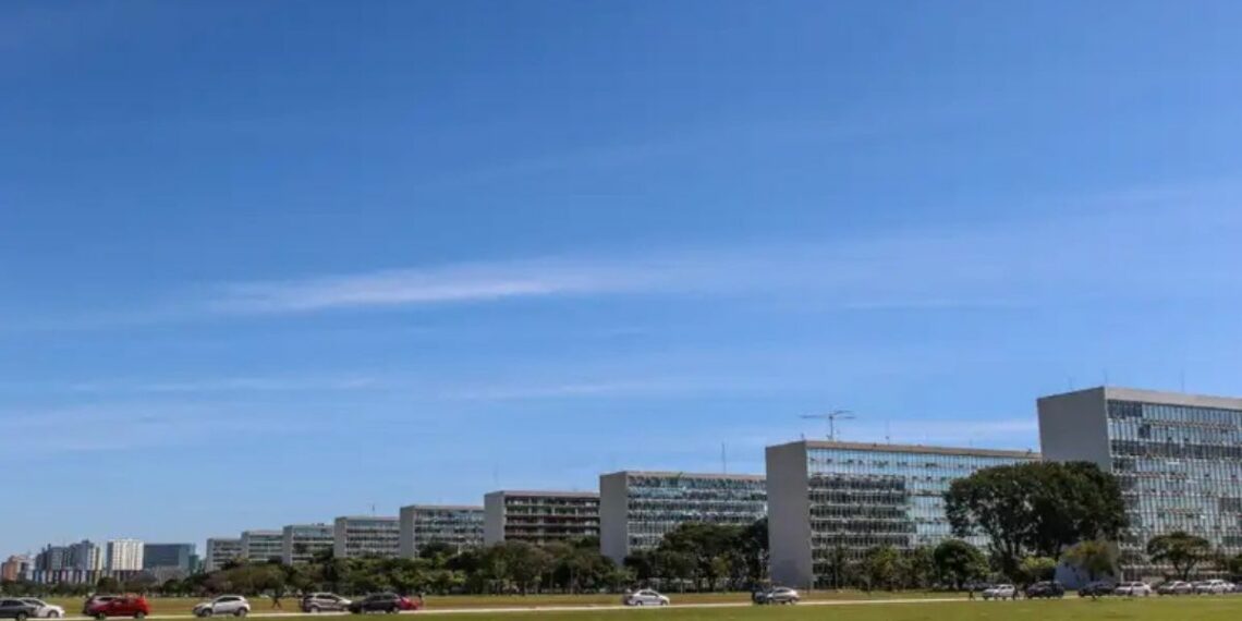 Governo federal bloqueia R$ 1,6 bilhão do Orçamento de 2026. Medida preserva recursos do PAC e concentra cortes em despesas discricionárias.
