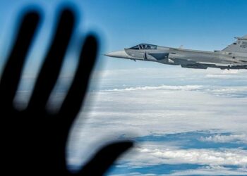 Brasil apresenta primeiro caça supersônico produzido no país, o F-39E Gripen, marcando avanço tecnológico, geração de empregos e fortalecimento da indústria de defesa.