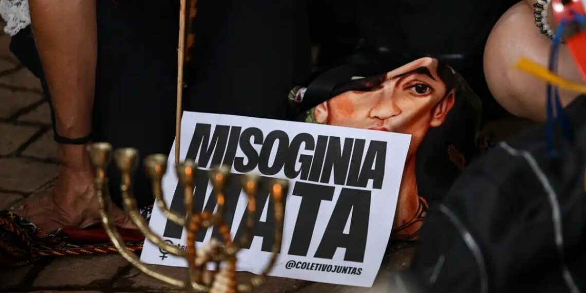 Senado aprova projeto que criminaliza a misoginia no Brasil, prevendo pena de até 5 anos de prisão em meio ao aumento da violência contra mulheres.