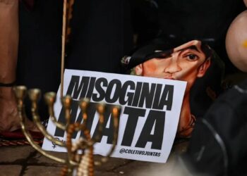 Senado aprova projeto que criminaliza a misoginia no Brasil, prevendo pena de até 5 anos de prisão em meio ao aumento da violência contra mulheres.