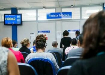 Fila do INSS volta a ficar abaixo de 3 milhões de pedidos em análise após ações para agilizar concessão de benefícios.