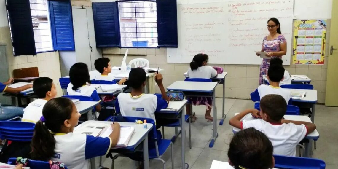 Governo regulamenta lei que inclui prevenção à violência contra mulheres no currículo escolar e amplia ações de proteção nas universidades.