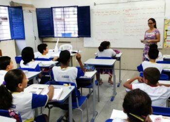 Governo regulamenta lei que inclui prevenção à violência contra mulheres no currículo escolar e amplia ações de proteção nas universidades.