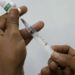 Vacina contra HPV está disponível no SUS, mas cobertura entre adolescentes ainda é baixa. Pesquisa revela desinformação e milhões sem proteção contra o vírus.