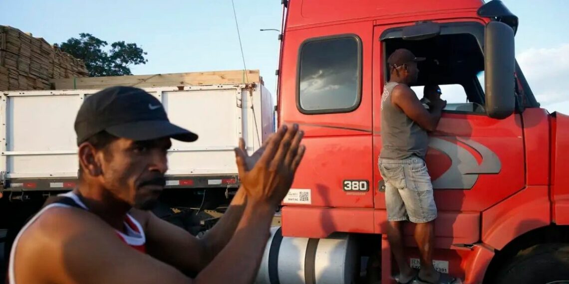 Governo federal prepara medidas para caminhoneiros, incluindo flexibilização do descanso e reforço no frete mínimo. Proposta deve sair ainda esta semana.