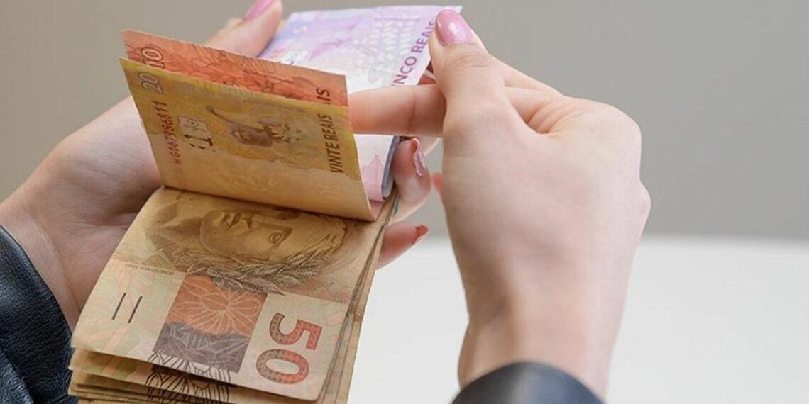 Arrecadação federal atinge R$ 222,1 bilhões em fevereiro de 2026, maior valor da série histórica. Crescimento foi impulsionado por serviços, renda e mudanças tributárias.