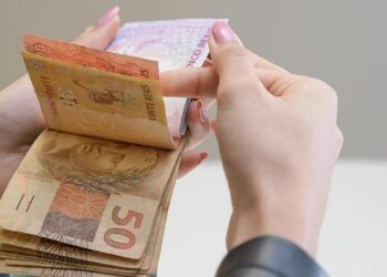 Arrecadação federal atinge R$ 222,1 bilhões em fevereiro de 2026, maior valor da série histórica. Crescimento foi impulsionado por serviços, renda e mudanças tributárias.