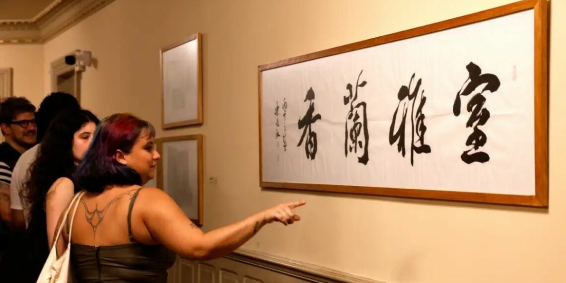Exposição gratuita no Theatro Municipal do Rio reúne obras de artistas brasileiros e chineses e celebra o intercâmbio cultural entre os dois países.