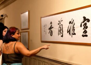 Exposição gratuita no Theatro Municipal do Rio reúne obras de artistas brasileiros e chineses e celebra o intercâmbio cultural entre os dois países.