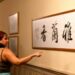 Exposição gratuita no Theatro Municipal do Rio reúne obras de artistas brasileiros e chineses e celebra o intercâmbio cultural entre os dois países.