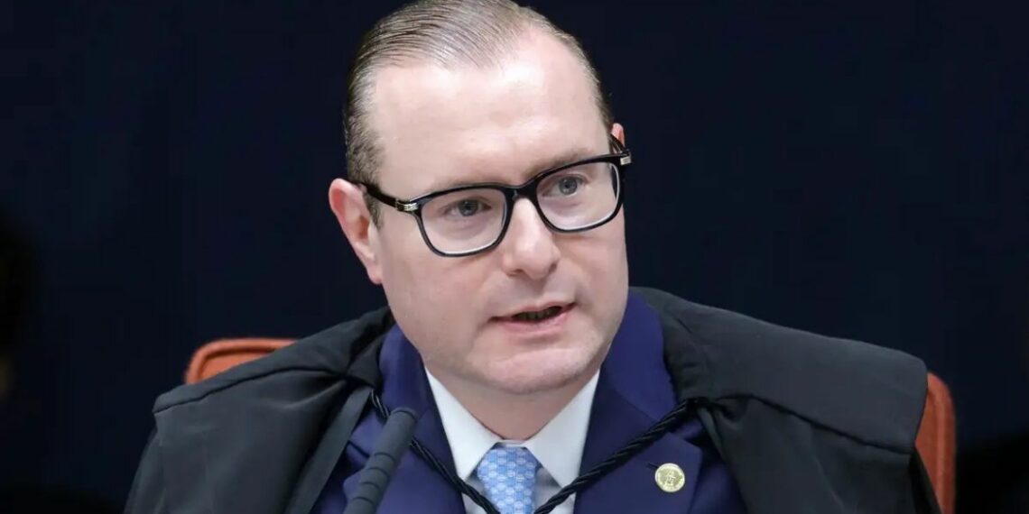 Ministro do STF suspende eleição indireta no RJ e abre disputa jurídica sobre voto direto para governador-tampão.