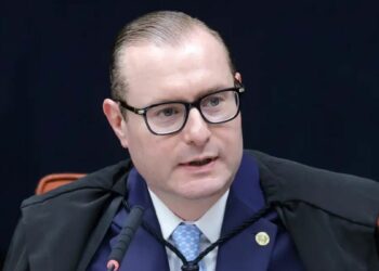 Ministro do STF suspende eleição indireta no RJ e abre disputa jurídica sobre voto direto para governador-tampão.