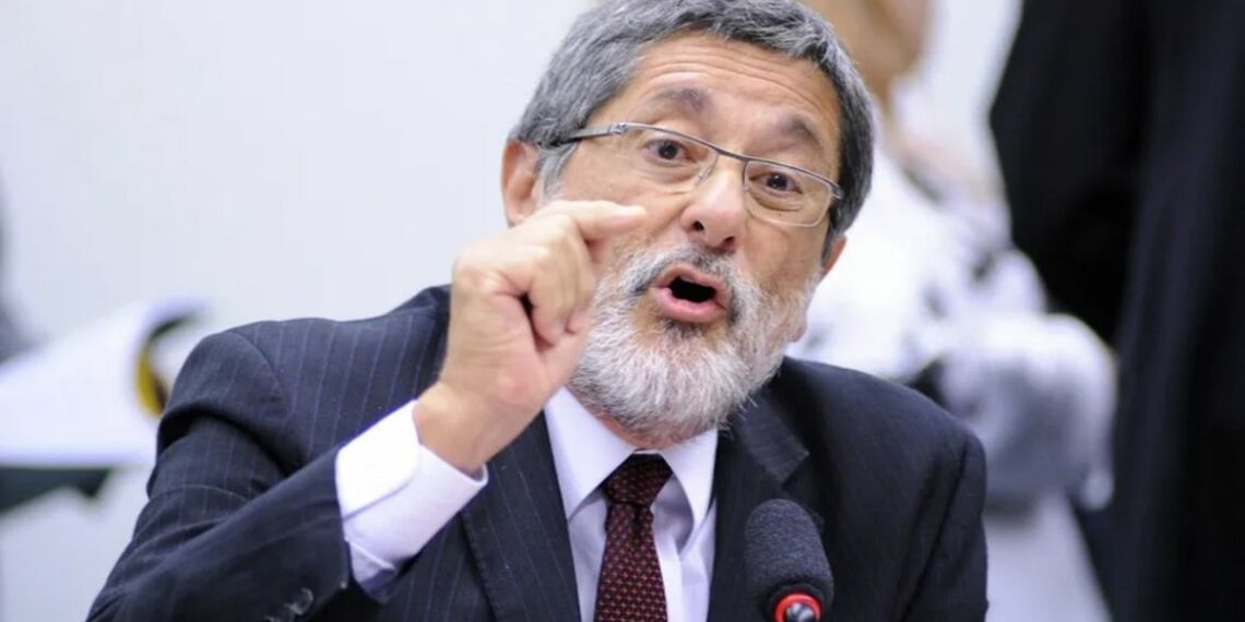 Conflito no Irã e crise no Estreito de Ormuz podem afetar o petróleo global e evidenciam dependência do Brasil por derivados.