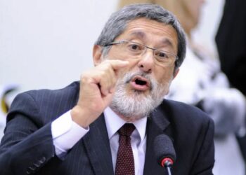 Conflito no Irã e crise no Estreito de Ormuz podem afetar o petróleo global e evidenciam dependência do Brasil por derivados.