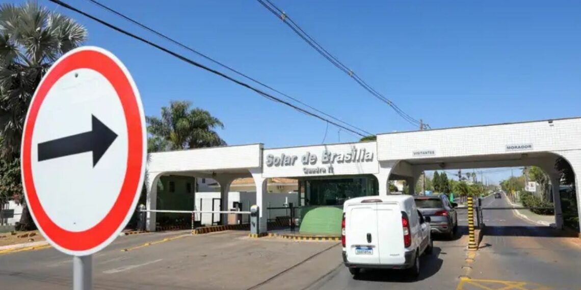 STF proíbe drones próximos à casa de Bolsonaro em Brasília. Moraes autoriza apreensão e prisão em caso de descumprimento.