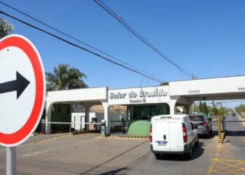 STF proíbe drones próximos à casa de Bolsonaro em Brasília. Moraes autoriza apreensão e prisão em caso de descumprimento.
