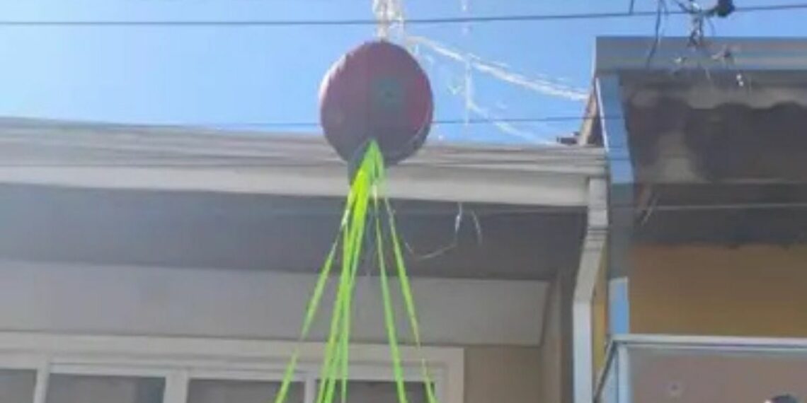 Balão cai em casa em Carapicuíba (SP), causa incêndio após atingir fiação elétrica. Defesa Civil alerta para riscos e reforça prevenção.