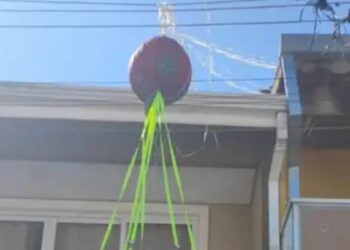 Balão cai em casa em Carapicuíba (SP), causa incêndio após atingir fiação elétrica. Defesa Civil alerta para riscos e reforça prevenção.