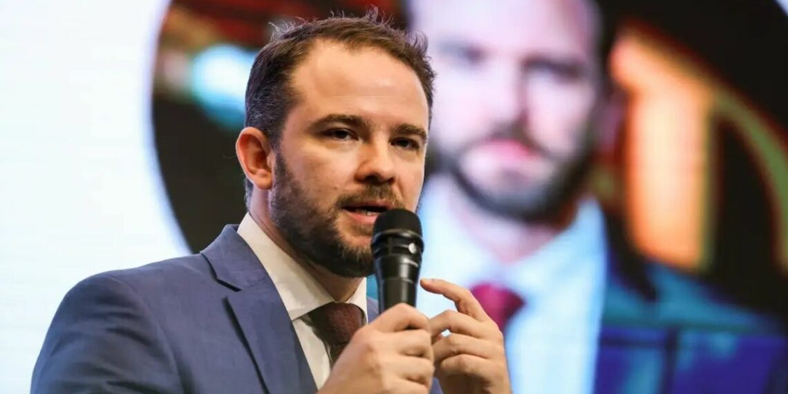 Presidente Lula confirma Dario Durigan como novo ministro da Fazenda após saída de Fernando Haddad. Mudança ocorre em meio ao cenário eleitoral e balanço econômico do governo.