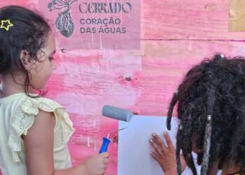 Brasil avança no acesso à água potável, mas desigualdade no saneamento ainda afeta milhões; dados da ANA mostram impactos sociais, econômicos e de gênero.