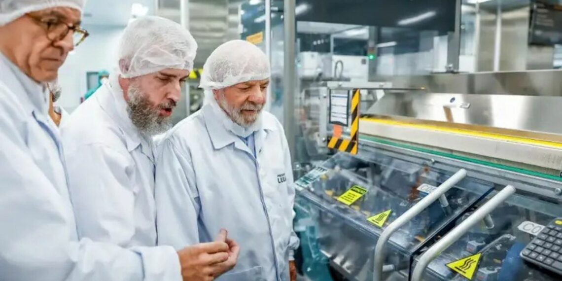 Lula afirma que investir em medicamentos não é gasto, mas política essencial para salvar vidas. Declaração foi feita durante visita à Brainfarma, em Anápolis.