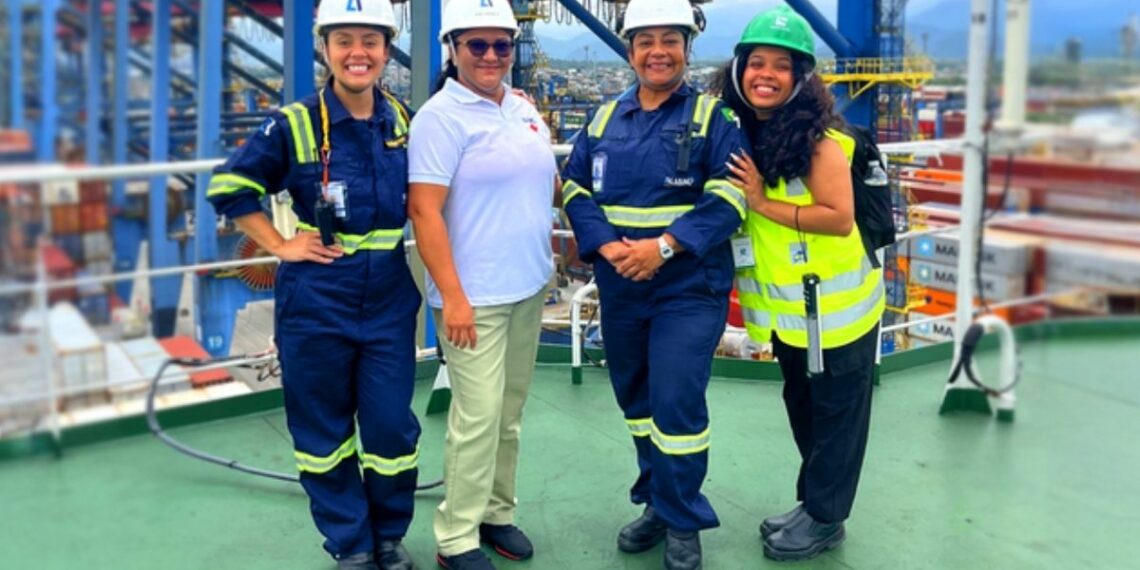 Mulheres ocupam 17,8% dos empregos no setor portuário brasileiro. Portos investem em capacitação, liderança e políticas para ampliar equidade de gênero.