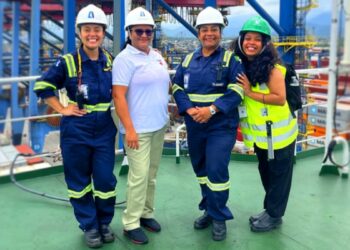 Mulheres ocupam 17,8% dos empregos no setor portuário brasileiro. Portos investem em capacitação, liderança e políticas para ampliar equidade de gênero.