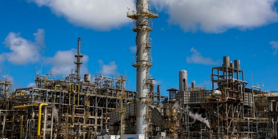 Presidente Lula sanciona lei que reduz tributos para indústria química e petroquímica, ampliando o Reiq para R$ 3,1 bilhões e garantindo transição até a reforma tributária de 2027.