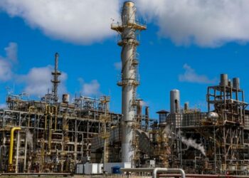 Presidente Lula sanciona lei que reduz tributos para indústria química e petroquímica, ampliando o Reiq para R$ 3,1 bilhões e garantindo transição até a reforma tributária de 2027.