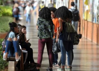 Número de universitários no Brasil cresce e ultrapassa 10 milhões; EAD supera ensino presencial, mas evasão ainda preocupa.
